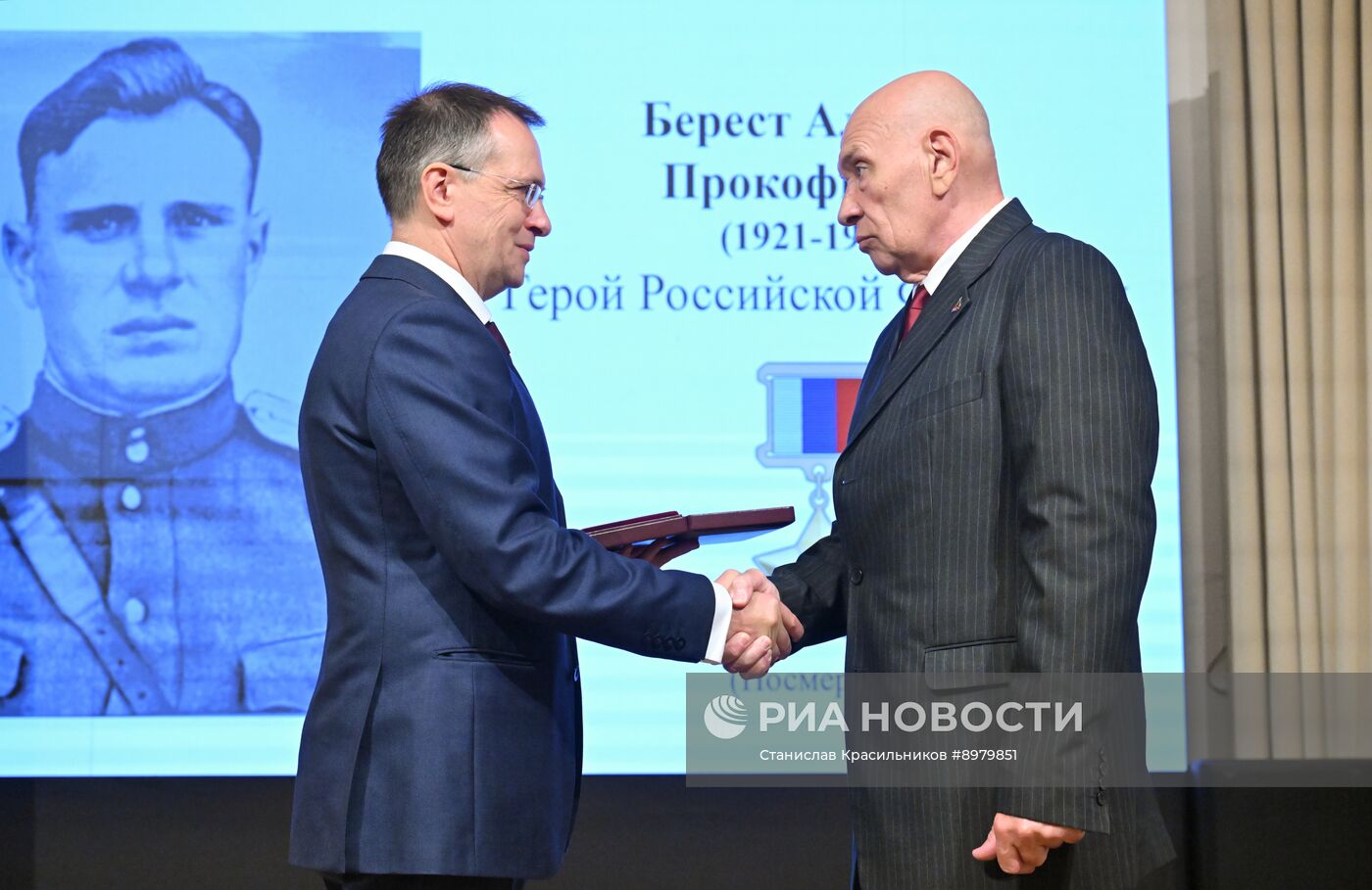 Передача золотой звезды Героя России потомкам А.П. Береста