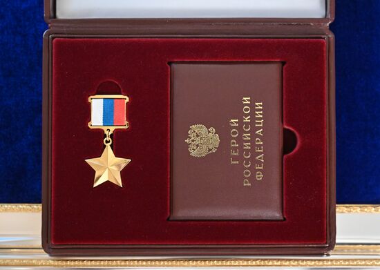 Передача золотой звезды Героя России потомкам А.П. Береста 