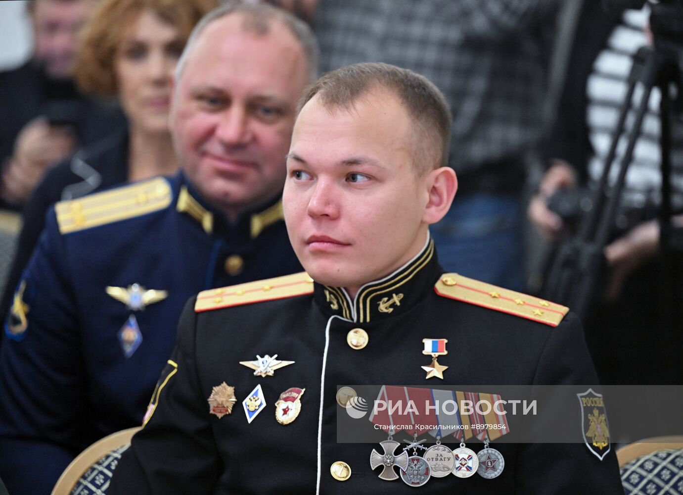 Передача золотой звезды Героя России потомкам А.П. Береста