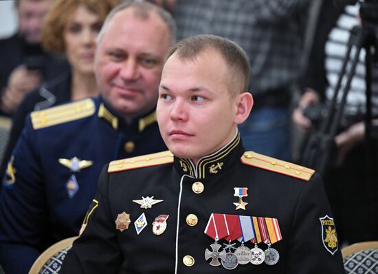 Передача золотой звезды Героя России потомкам А.П. Береста 