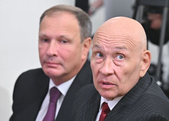 Передача золотой звезды Героя России потомкам А.П. Береста 