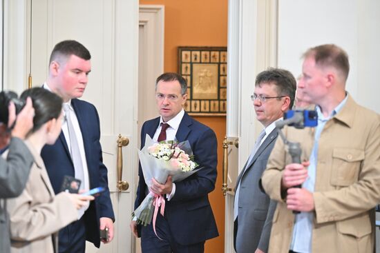 Передача золотой звезды Героя России потомкам А.П. Береста 