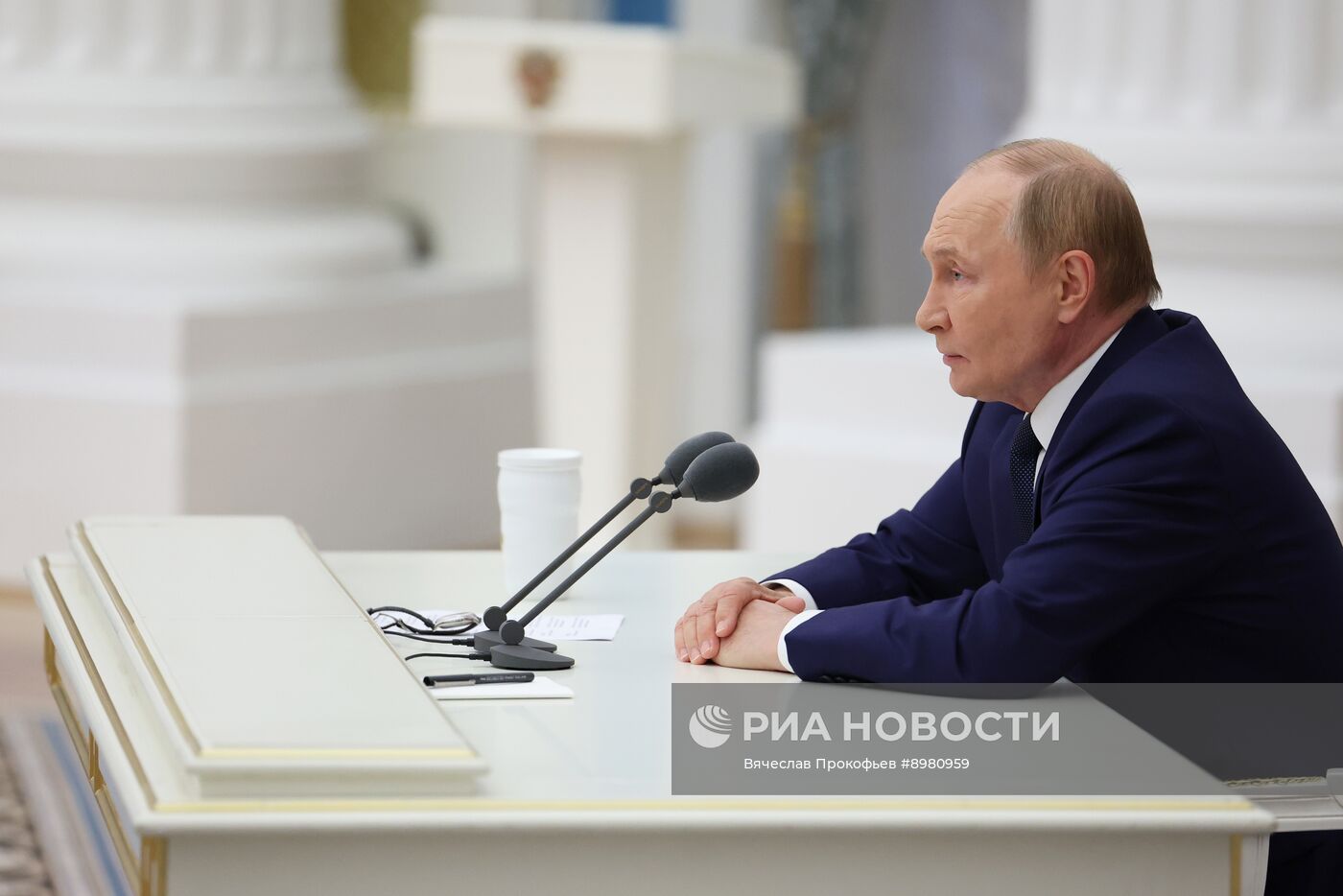 Президент Владимир Путин провел совещание о подготовке российско-американской встречи в верхах