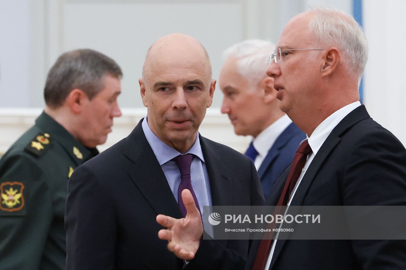 Президент Владимир Путин провел совещание о подготовке российско-американской встречи в верхах