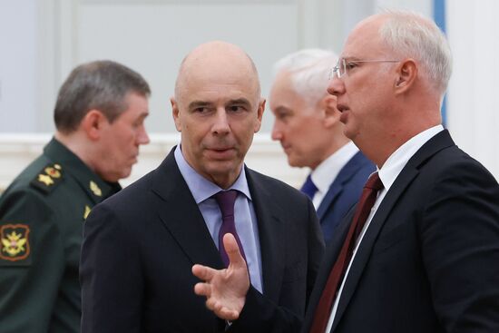 Президент Владимир Путин провел совещание о подготовке российско-американской встречи в верхах