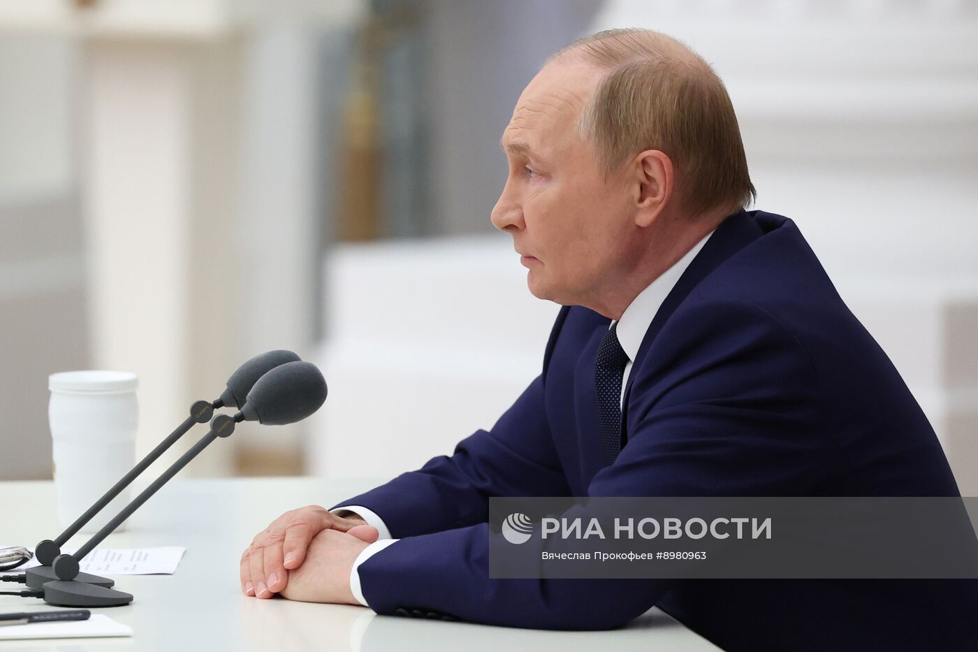 Президент Владимир Путин провел совещание о подготовке российско-американской встречи в верхах