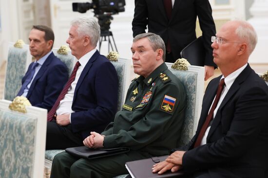 Президент Владимир Путин провел совещание о подготовке российско-американской встречи в верхах