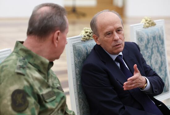 Президент Владимир Путин провел совещание о подготовке российско-американской встречи в верхах