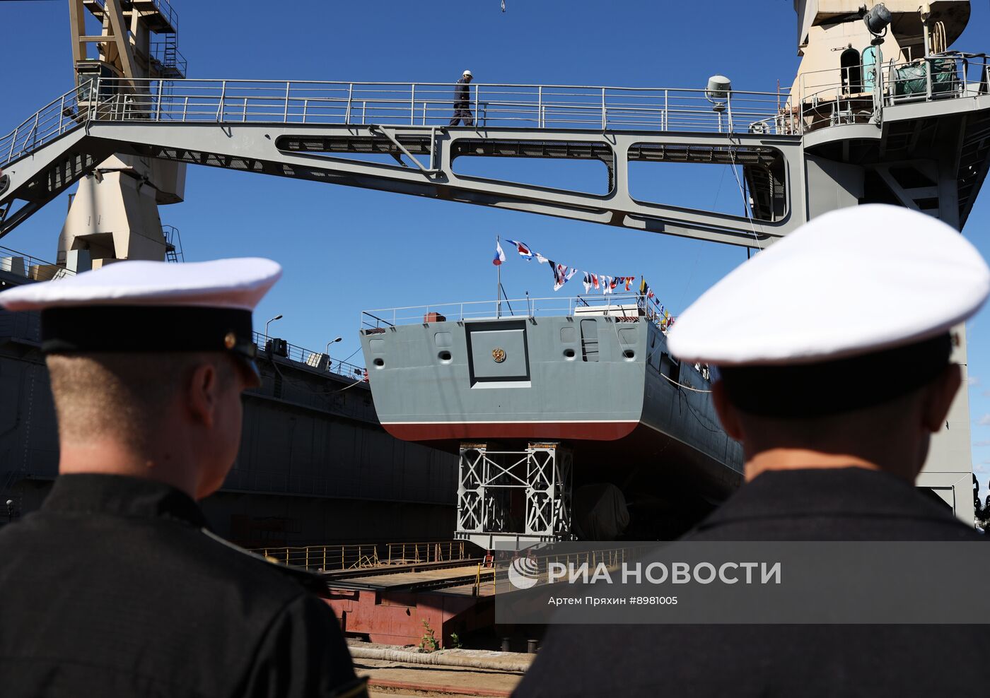 Церемония спуска на воду фрегата "Адмирал Амелько" в Санкт-Петербурге