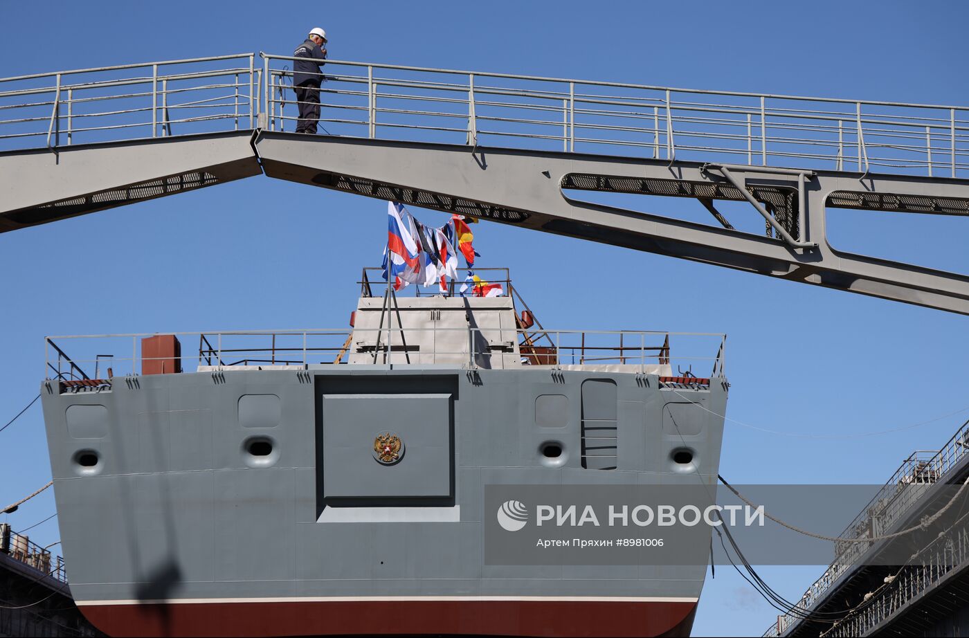 Церемония спуска на воду фрегата "Адмирал Амелько" в Санкт-Петербурге