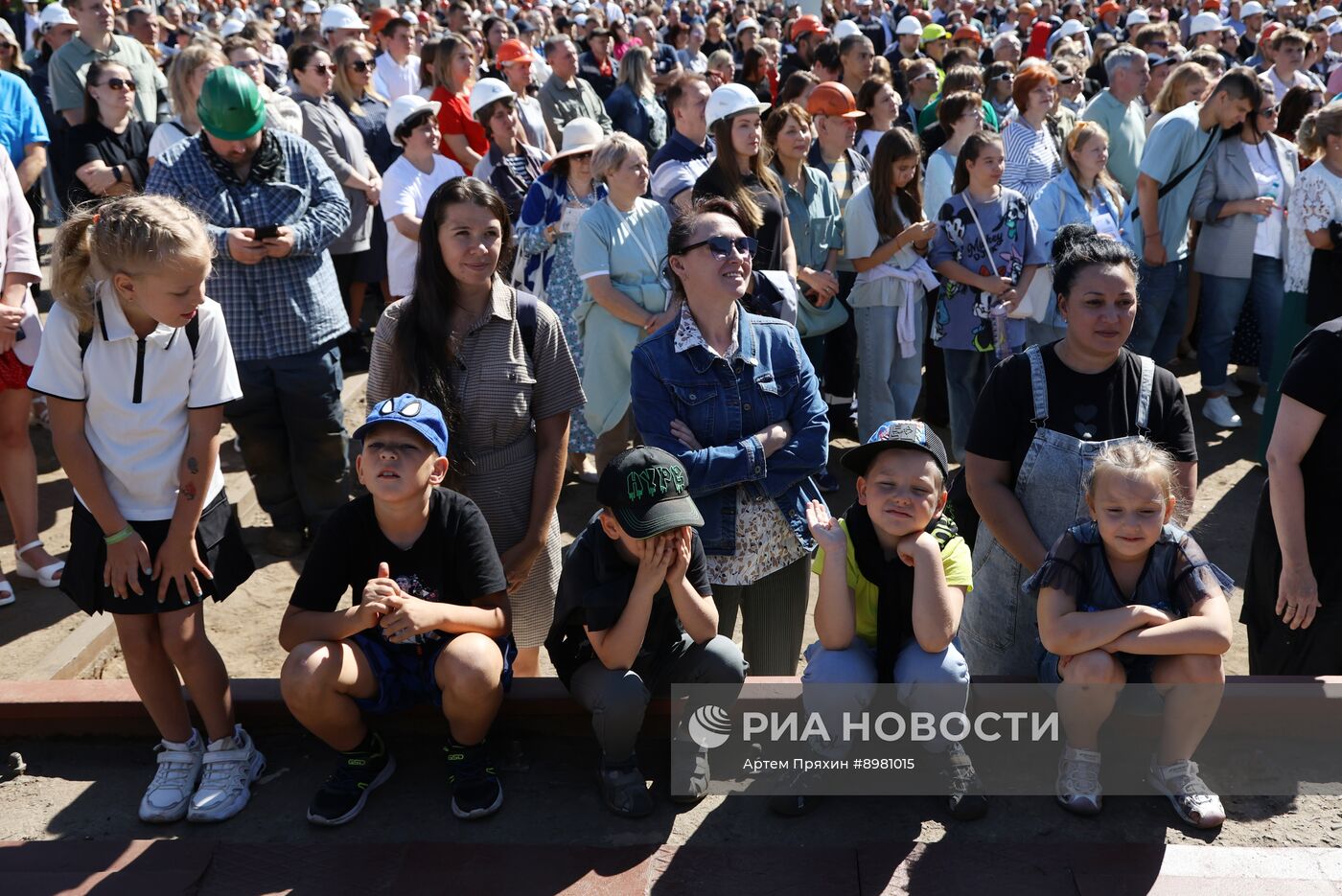 Церемония спуска на воду фрегата "Адмирал Амелько" в Санкт-Петербурге