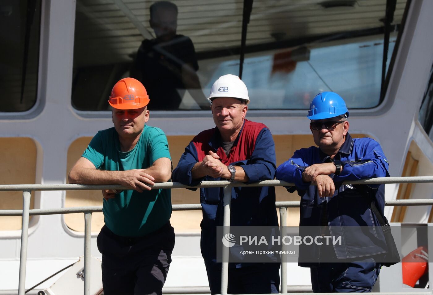 Церемония спуска на воду фрегата "Адмирал Амелько" в Санкт-Петербурге