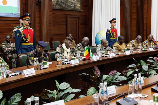 Министр обороны РФ А. Белоусов провел встречу с главами оборонных ведомств Буркино-Фасо, Мали и Нигера