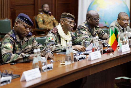 Министр обороны РФ А. Белоусов провел встречу с главами оборонных ведомств Буркино-Фасо, Мали и Нигера