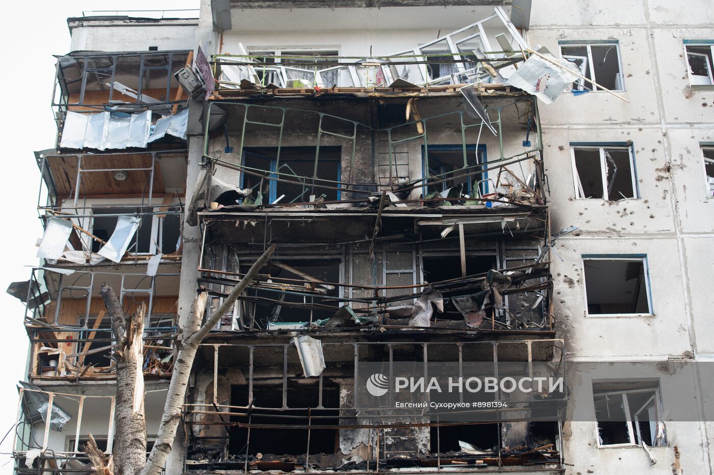 Последствия атаки беспилотника на жилой дом в Курске