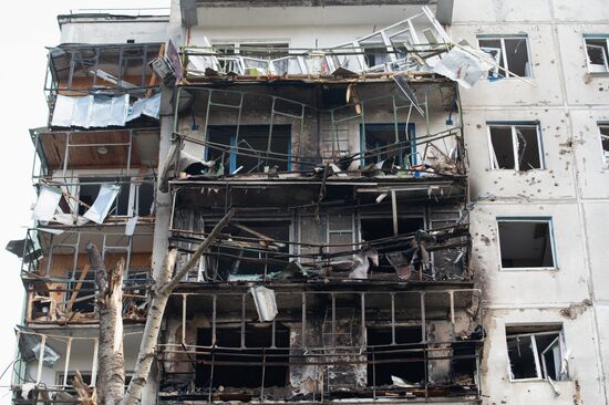 Последствия атаки беспилотника на жилой дом в Курске