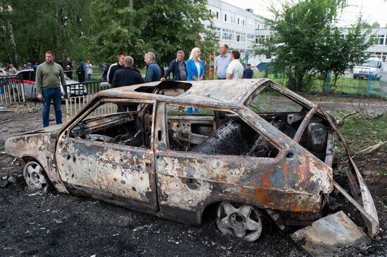 Последствия атаки беспилотника на жилой дом в Курске