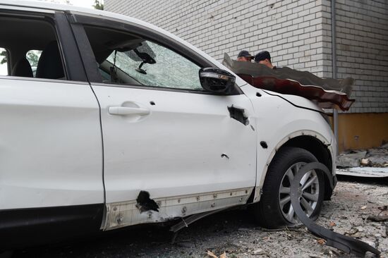 Последствия атаки беспилотника на жилой дом в Курске