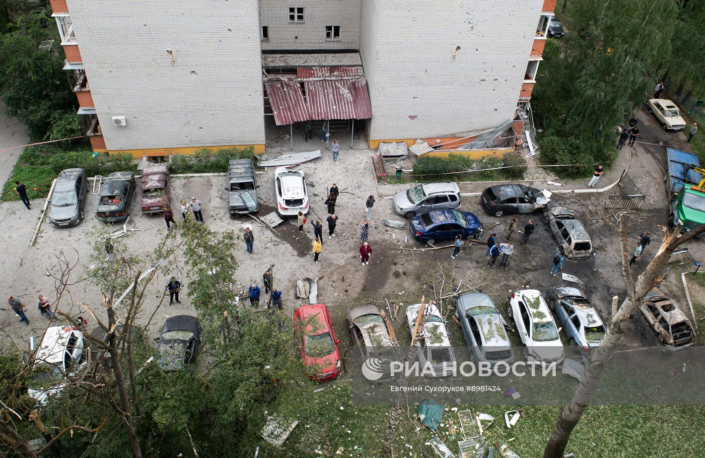 Последствия атаки беспилотника на жилой дом в Курске