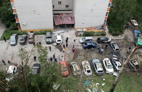 Последствия атаки беспилотника на жилой дом в Курске