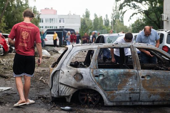 Последствия атаки беспилотника на жилой дом в Курске