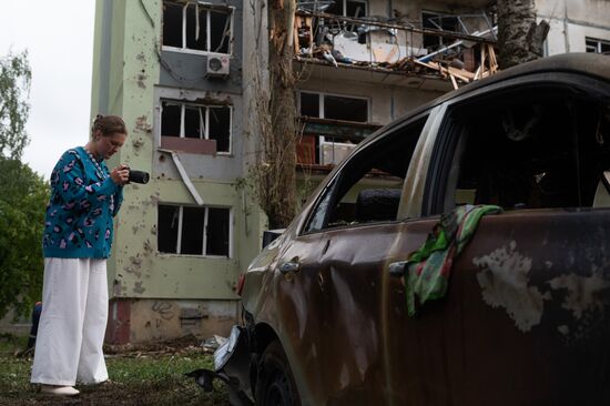 Последствия атаки беспилотника на жилой дом в Курске