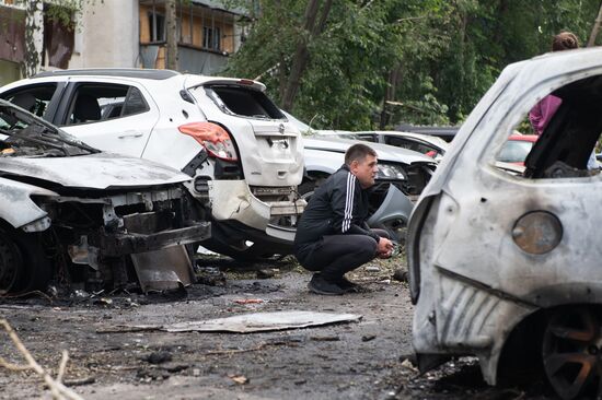 Последствия атаки беспилотника на жилой дом в Курске