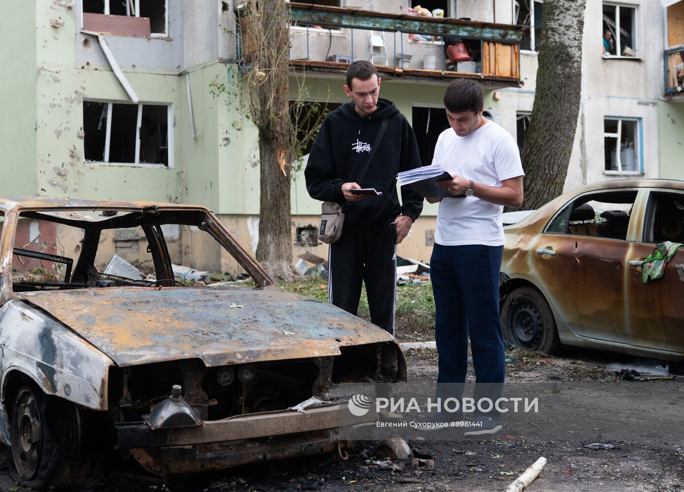 Последствия атаки беспилотника на жилой дом в Курске