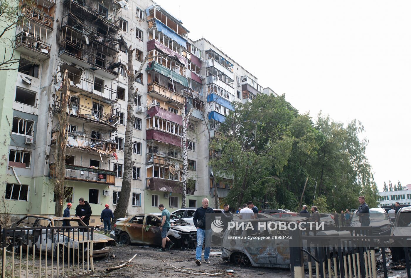 Последствия атаки беспилотника на жилой дом в Курске