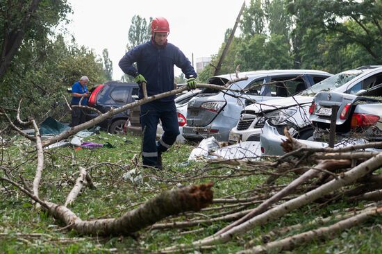 Последствия атаки беспилотника на жилой дом в Курске