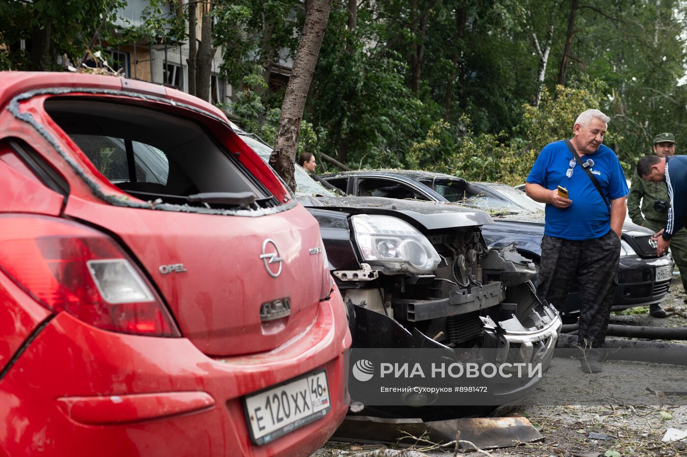 Последствия атаки беспилотника на жилой дом в Курске