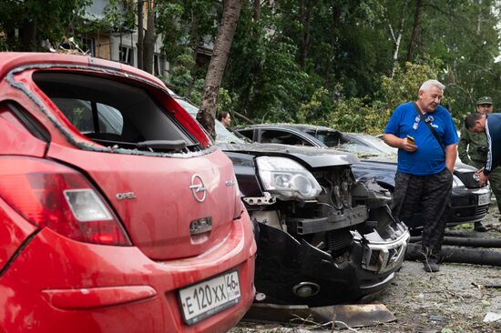 Последствия атаки беспилотника на жилой дом в Курске