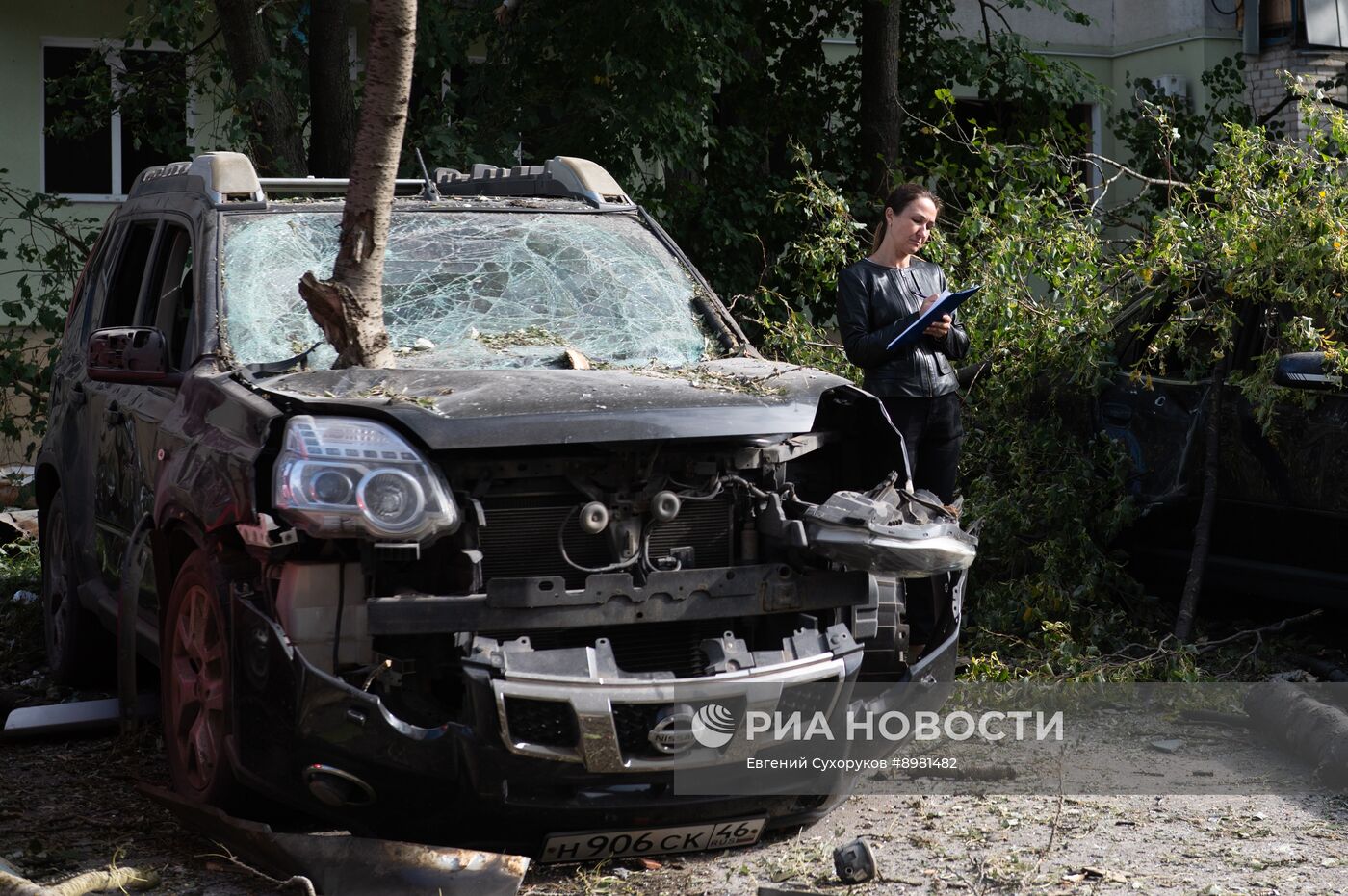 Последствия атаки беспилотника на жилой дом в Курске