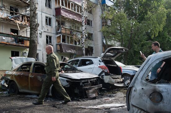Последствия атаки беспилотника на жилой дом в Курске