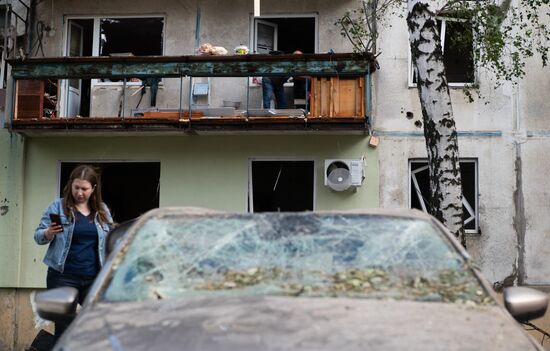 Последствия атаки беспилотника на жилой дом в Курске