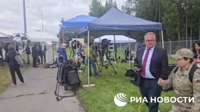 Десятки журналистов у подъездов к военной базе Элмендорф-Ричардсон