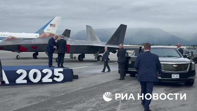 Путин и Трамп садятся в автомобиль после встречи в аэропорту Анкориджа
