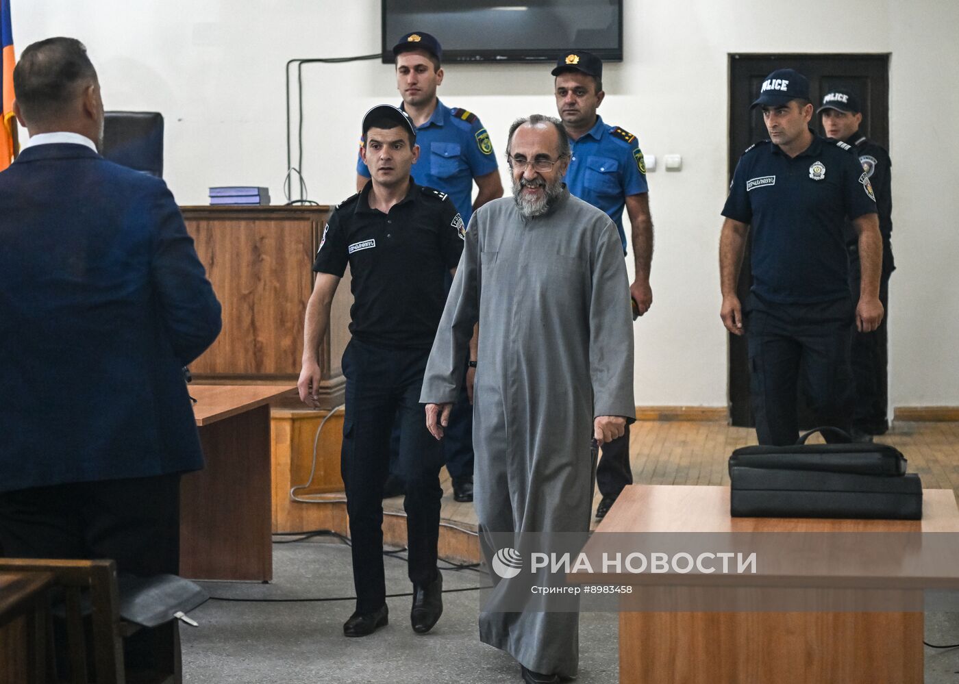 Заседание суда по делу арестованного архиепископа М. Аджапахяна в Ереване