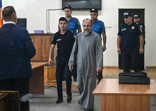 Заседание суда по делу арестованного архиепископа М. Аджапахяна в Ереване