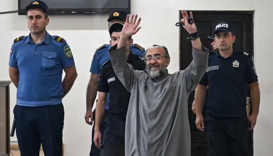 Заседание суда по делу арестованного архиепископа М. Аджапахяна в Ереване