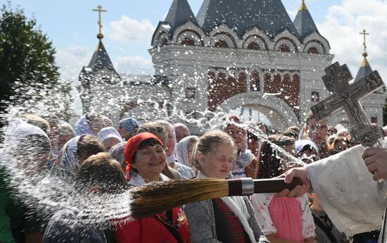 Празднование Яблочного Спаса в России