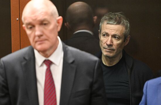 Суд по делу о мошенничестве основателя "Русагро" В. Мошковича