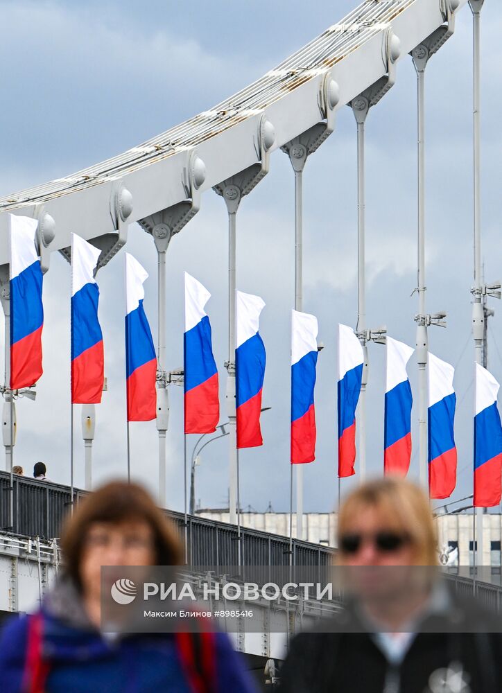 Украшение Москвы ко Дню флага России