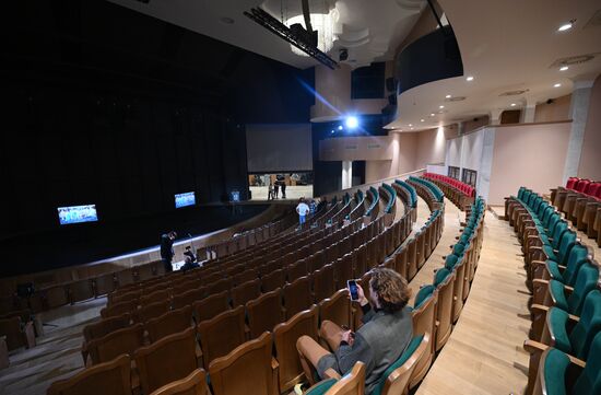 Завершение реконструкции и сбор труппы театра им. Наталии Сац