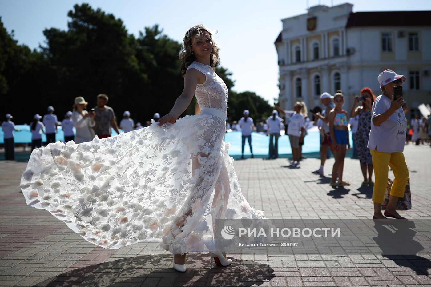 Флешмоб невест в Геленджике