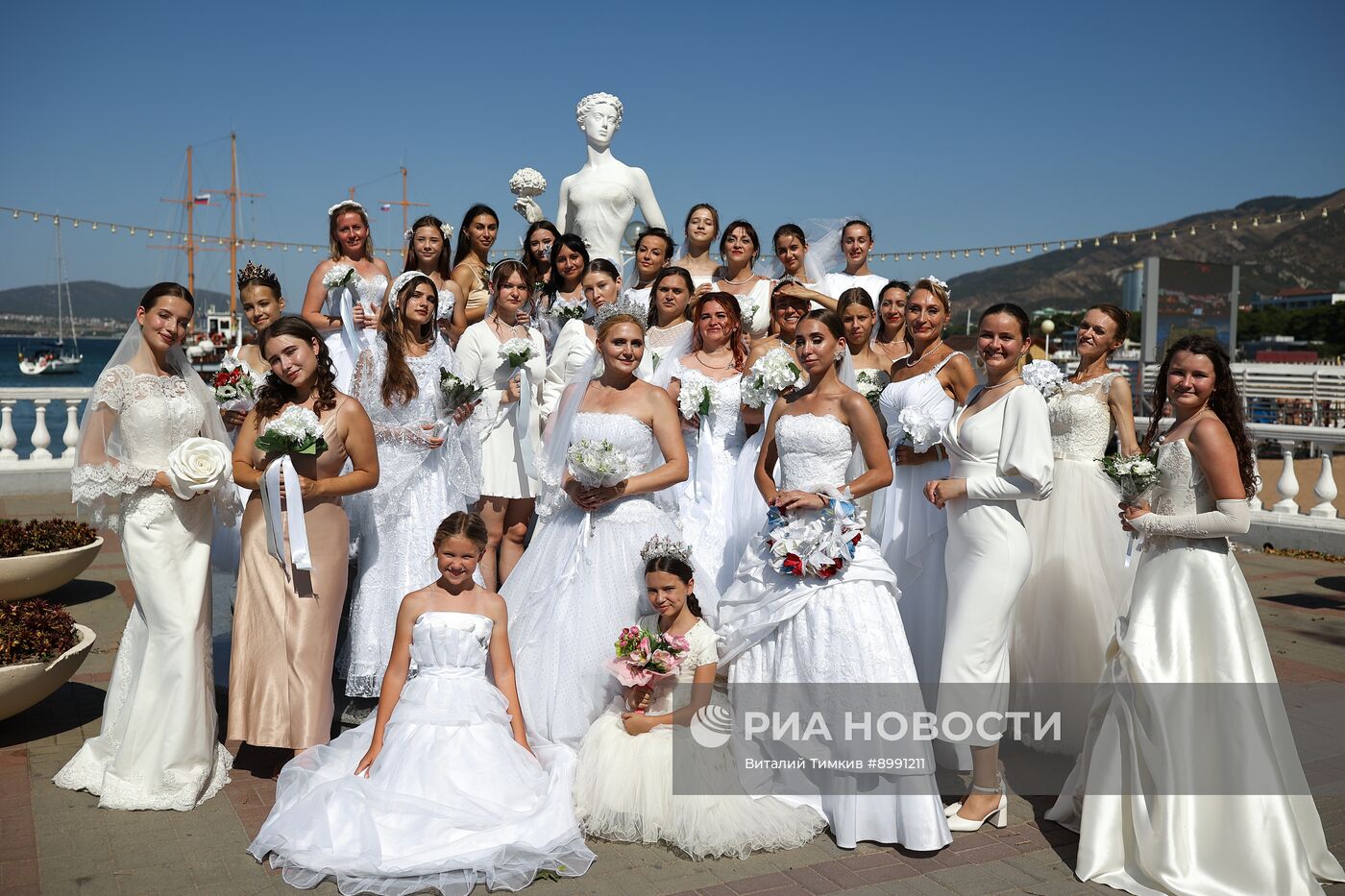 Флешмоб невест в Геленджике