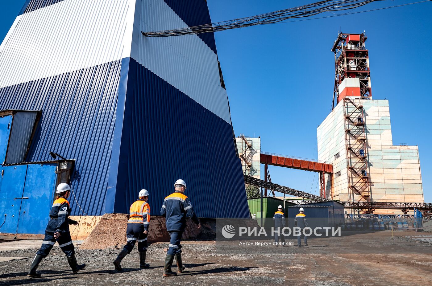 Работа Яковлевского горно-обогатительного комбината в Белгородской области