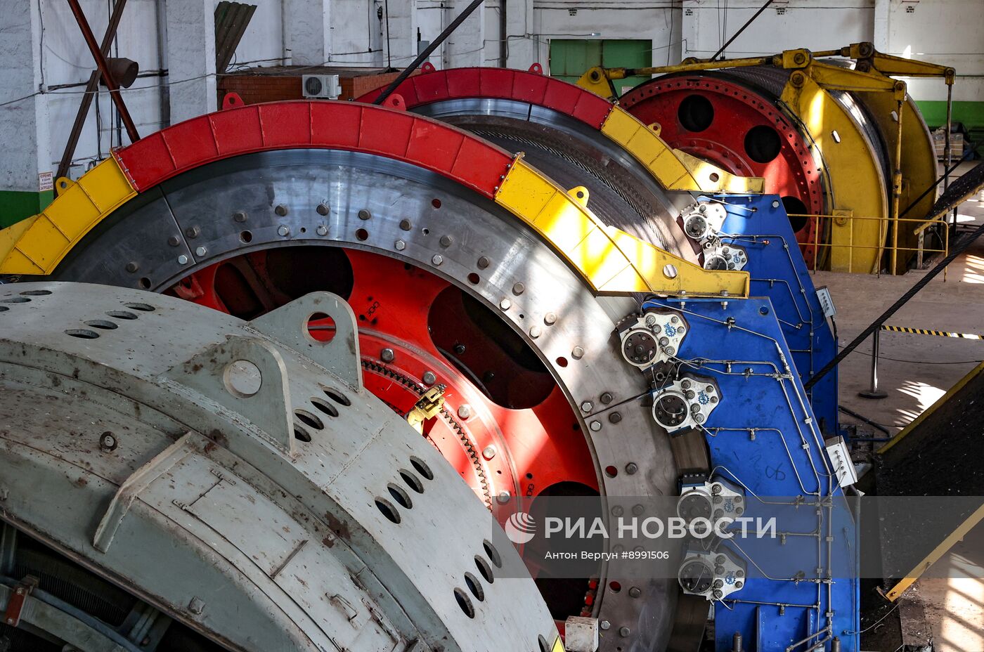 Работа Яковлевского горно-обогатительного комбината в Белгородской области