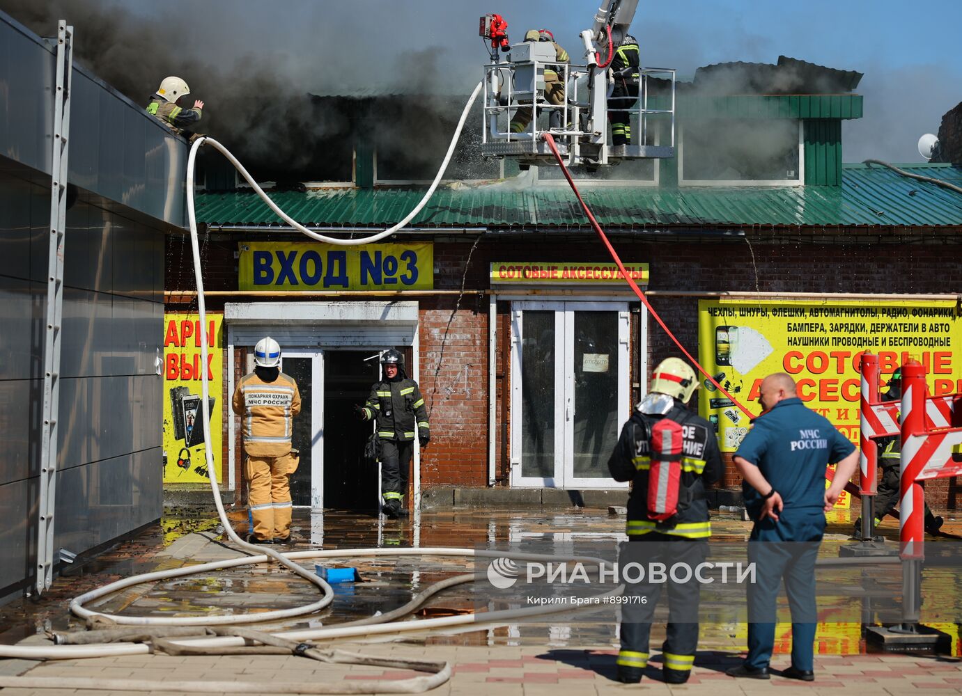 Пожар на рынке в Волгограде