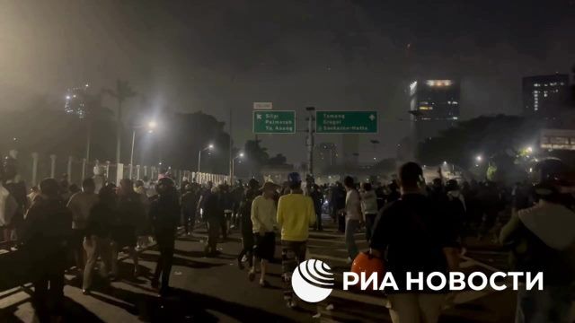 Демонстранты в Джакарте запускают фейерверки в полицию